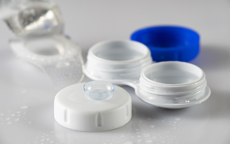 Soczewki kontaktowe – jak wybrać i zadbać o komfort widzenia?