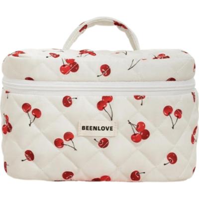 ECARLA - Pikowana kosmetyczka w wisienki, 1 szt