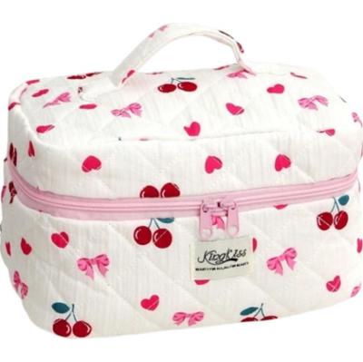 Ecarla - Kosmetyczka kuferek pikowana kokardki wisienki