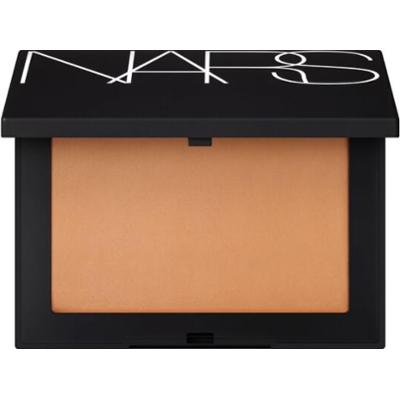 Nars Lekki puder w kompakcie odbijający światło 10 g - Odcień: sobolowy
