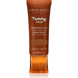 Danessa Myricks Beauty Yummy Skin Serum Skin Tint nawilżający podkład z efektem wygładzającym odcień 13 - Dark Skin with Warm Golden Undertones 100 ml